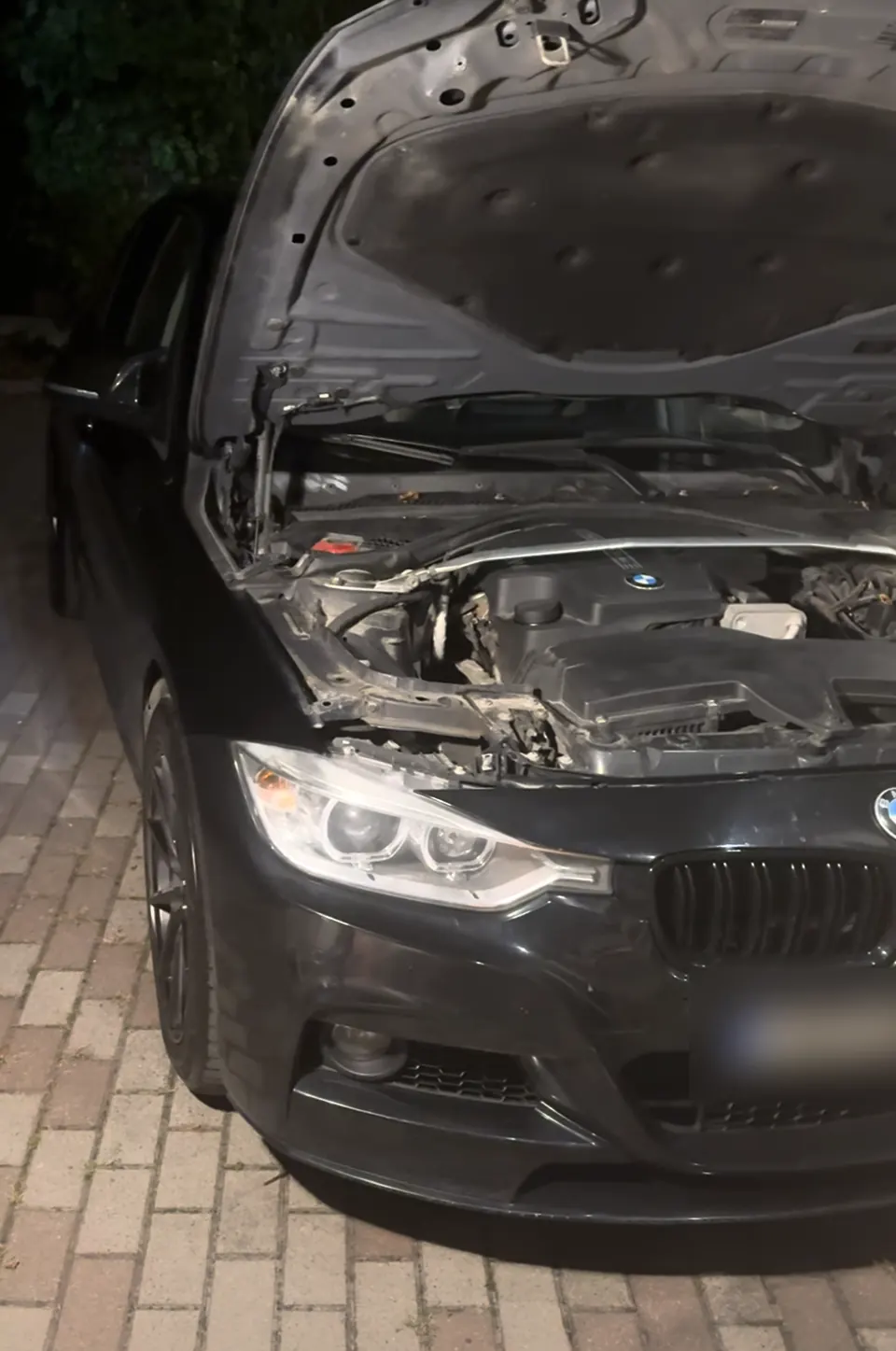 BMW F30 z otwartą maską podczas kodowania
